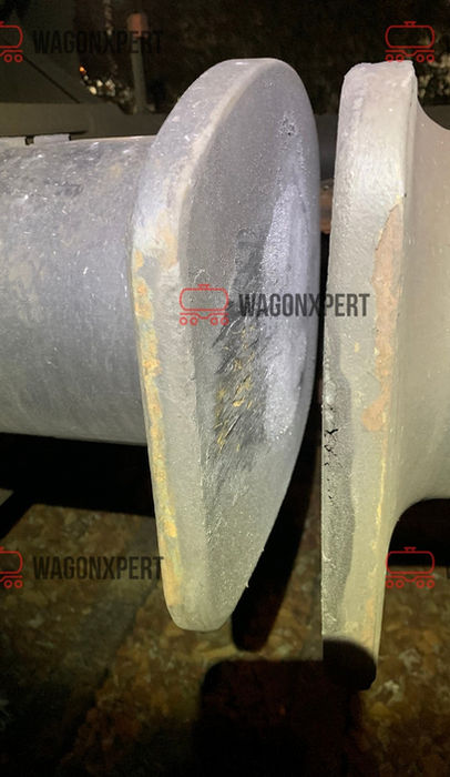 Zwei schwarze Metallteile an einem Wagen