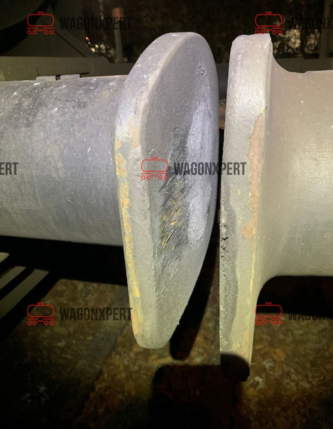 Zwei schwarze Metallteile an einem Wagen