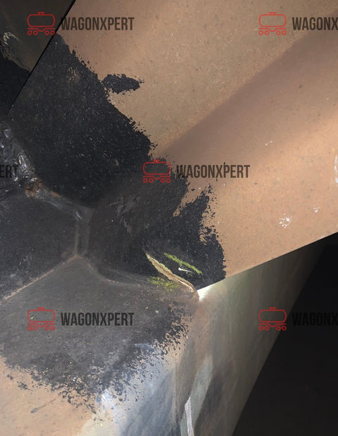 Nahaufnahme eines Wagens, das Innere ist mit schwarzer Farbe überzogen und zeigt Abnutzungsspuren