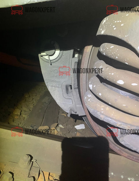 Nahaufnahme eines Wagens mit einem Rad auf Schienen