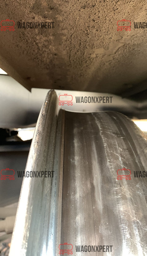 Nahaufnahme eines Wagenrads mit sichtbaren Gebrauchsspuren