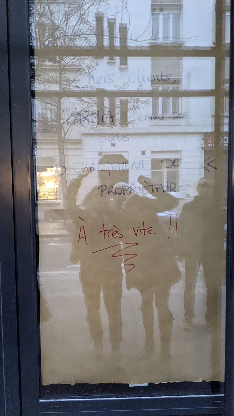 photo de la devanture avec mention de changement de propriétaire