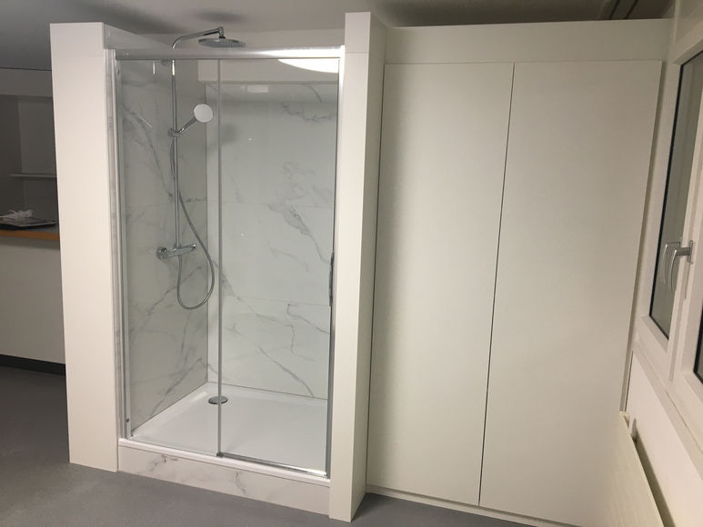 Sauna... Weil es gut tut.
Stauraum und Dusche in einem vereint. Im Untergeschoss eines MFH wünschte die Bauherrin eine Sauna mit Dusche. Die Idee, dies mit einem Einbauschrank zu ergänzen und so noch mehr Stauraum zu schaffen, bietet zusätzlichen Mehrwert.