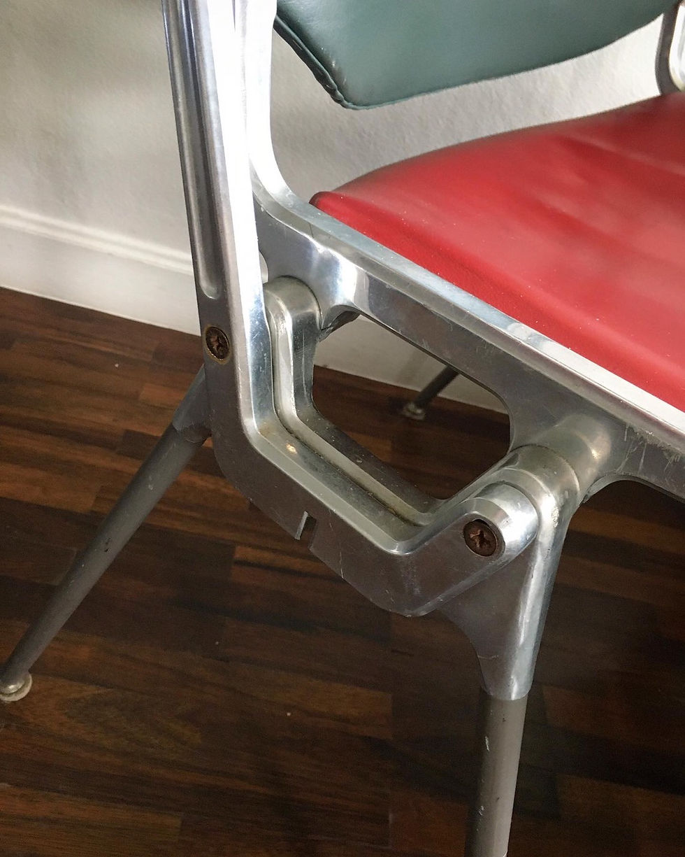 Thumbnail: Red & green chair : เก้าอี้แดงเขียว