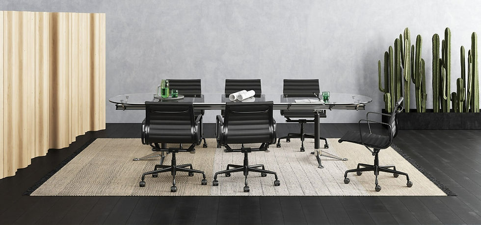 一張長橢圓形玻璃會議桌，透明的桌面與其下的黑色金屬桌腳形成對比。桌子周圍是數張黑色皮革辦公椅，椅子同樣有輪子，設計線條簡潔。