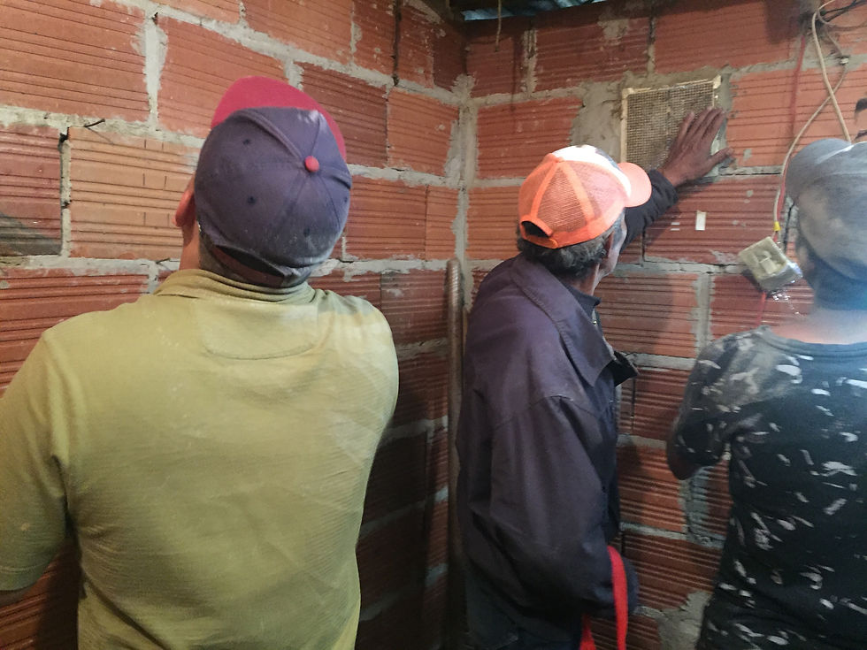 Maestros en obra de baño