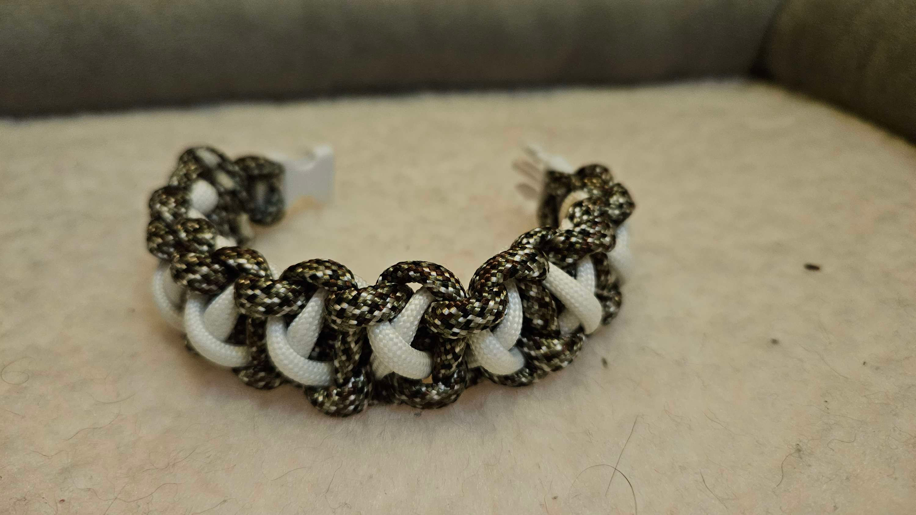 XOXO (paracord bracelet)