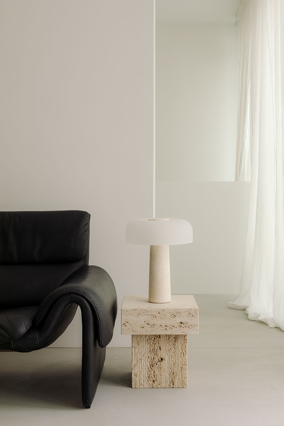 kaboompics_free-minimalist-interior-photos-with-travertine-furniture-japandi-accents-natur