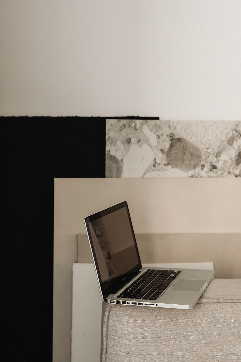 kaboompics_laptop-computer-macbook-32241.jpg