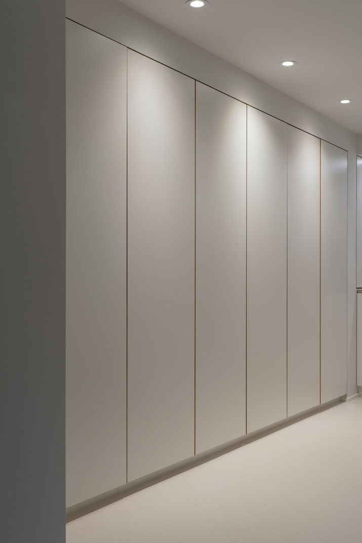 Placards intégrés dans un couloir avec spots lumineux