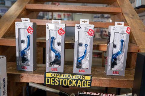 Leviers moto LSL bleus, opération déstockage.
