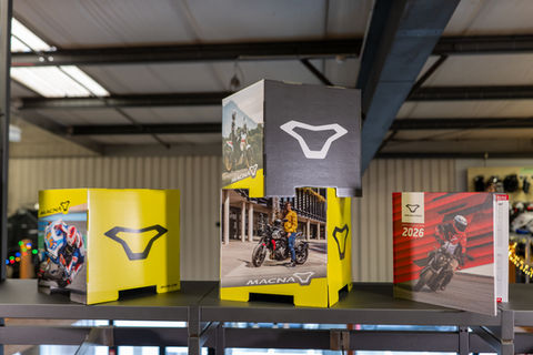 Boîtes de présentation de marque avec moto MACH V et logo
