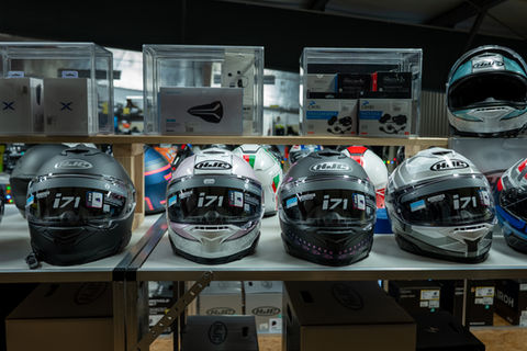 Casques de moto sur étagère