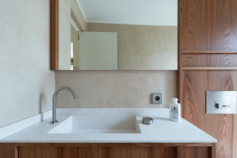 Salle de bain moderne avec lavabo et miroir