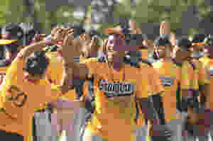 Duval (1-0) quien lanzo todo el trayecto para obtener su primera victoria en esta serie final