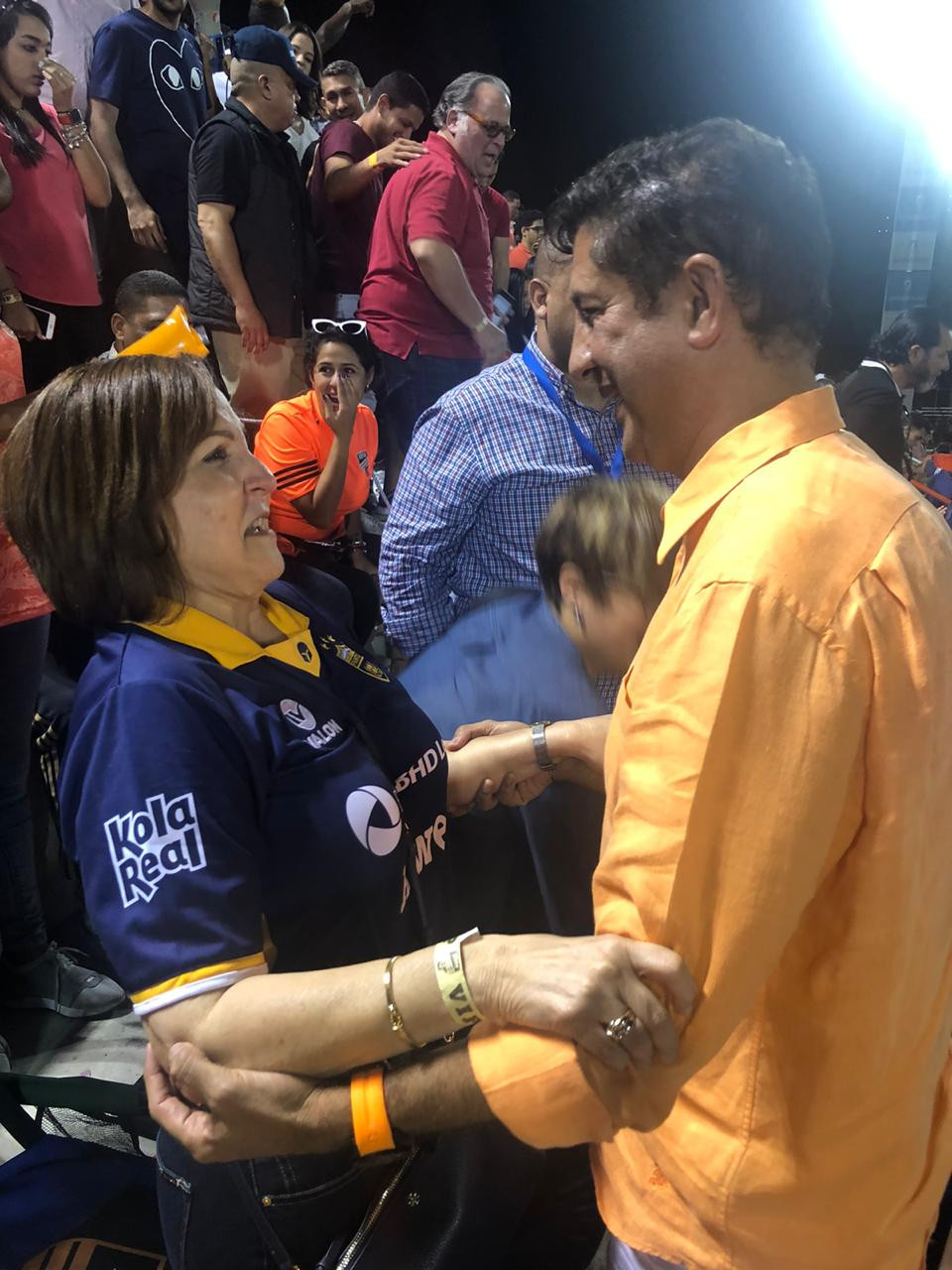 Felicitación del presidente de Cibao FC a Gerald Senior, presidenta de Pantoja (Foto exclusiva de Carlos Manuel Estrella)