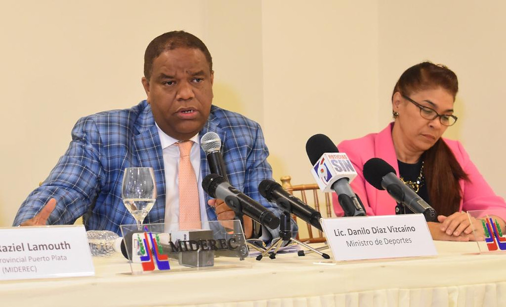 El ministro de Deportes Danilo Díaz al anunciar la rehabilitación del techado Fabio Rafael González, de Puerto Plata, durante rueda de prensa en el salón James Rodríguez.