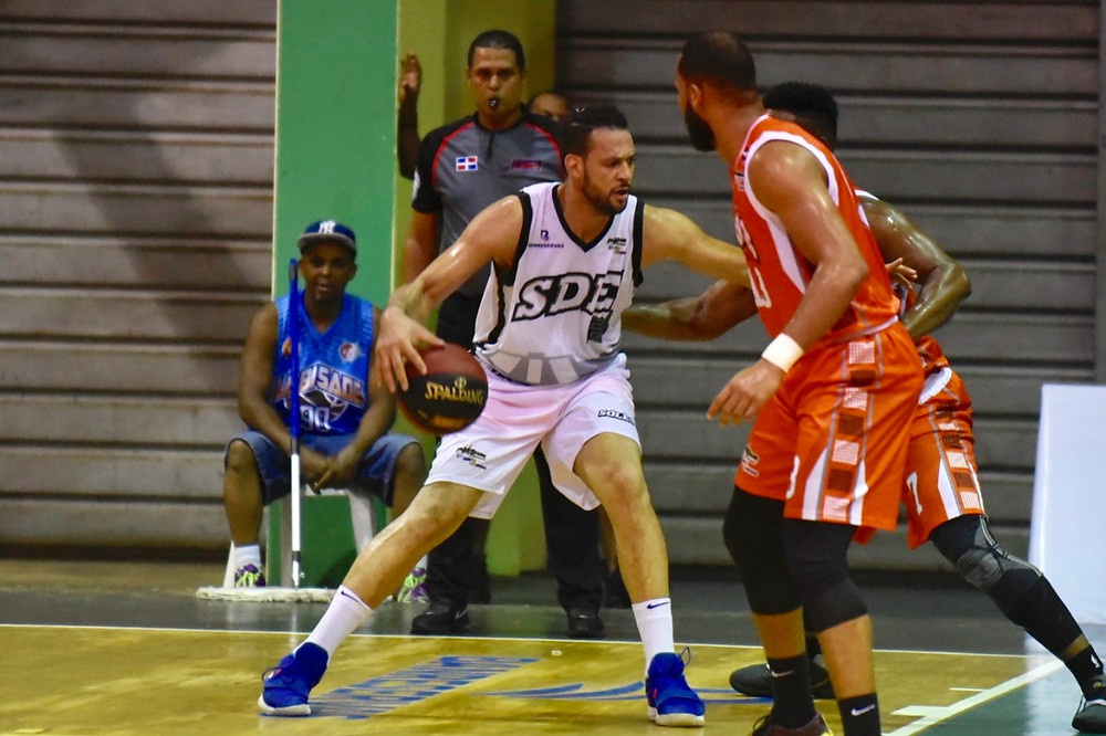 Manuel Guzmán encestó un lance desde el arco de tres al sonar la chicharra final