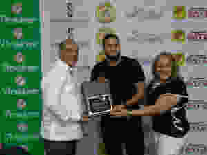 1-El gobernador de Moca, Andrés Diloné Ovalles y su esposa Rosa premian a Diego Goris.