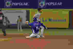 Un sencillo con las bases llenas del intermedista Michael de León fue el batazo clave