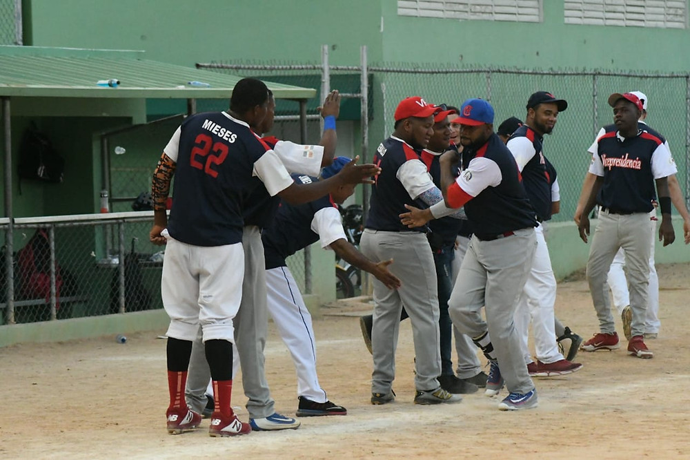 El equipo de la Vicepresidencia su victoria para avanzar a la primera semi-final del quinto torneo de softbol gubernamental.
