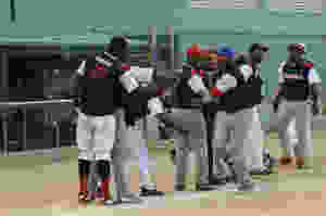 El equipo de la Vicepresidencia su victoria para avanzar a la primera semi-final del quinto torneo de softbol gubernamental.