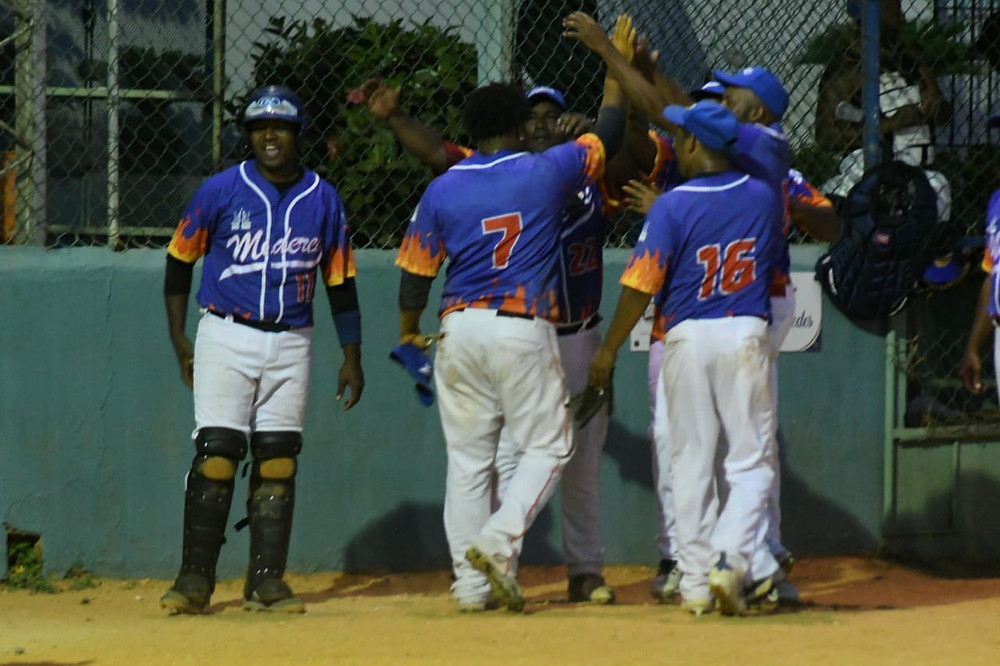 Jugadores de Miderec celebran su clasificación a la segunda ronda del quinto torneo gubernamental de softbol.