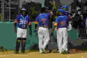 Jugadores de Miderec celebran su clasificación a la segunda ronda del quinto torneo gubernamental de softbol.