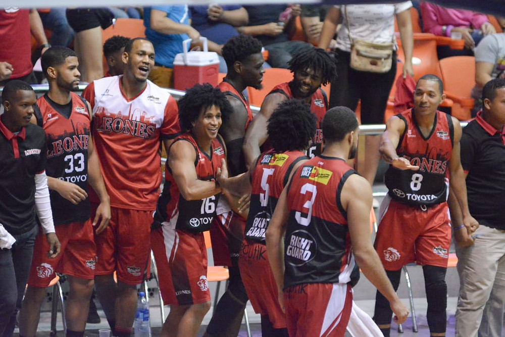 Los Leones celebran la victoria sobre los Metros de Santiago.