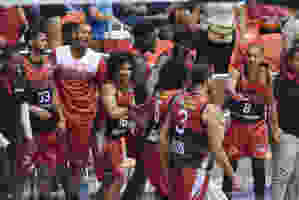 Los Leones celebran la victoria sobre los Metros de Santiago.