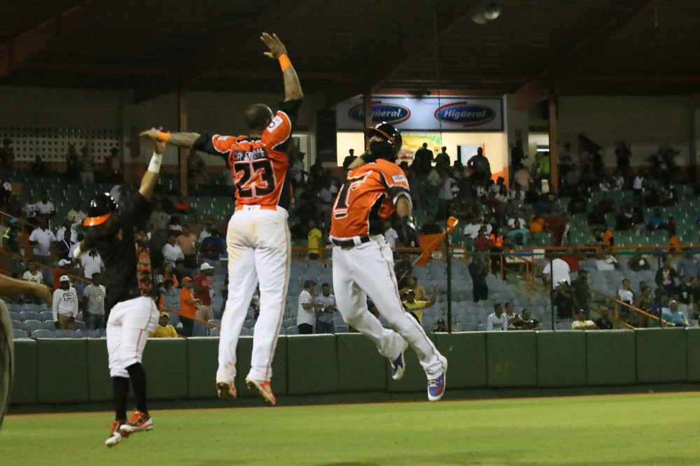 Cristian Adames anota la carrera de la victoria