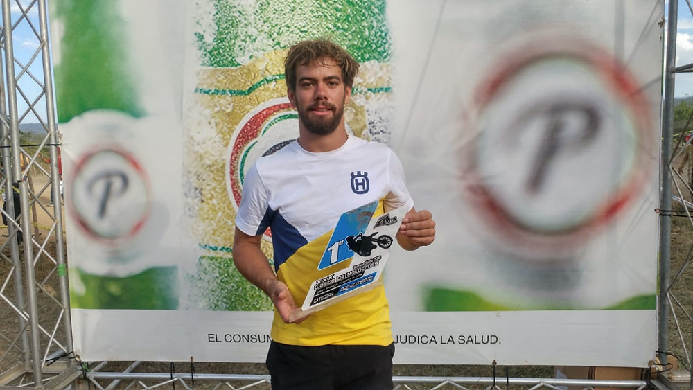 Waldo Musa con su trofeo.