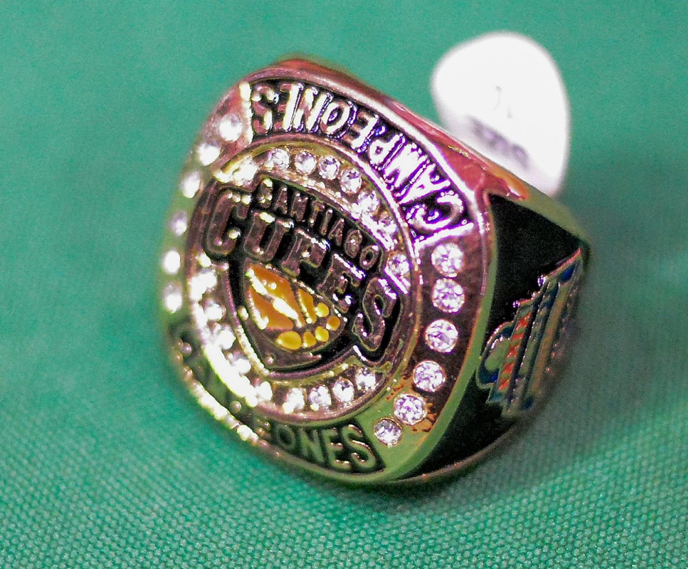 Ejemplar del anillo entregado a los campeones del cupes, de la edición No. 39 del Baloncesto Superior de Santiago.