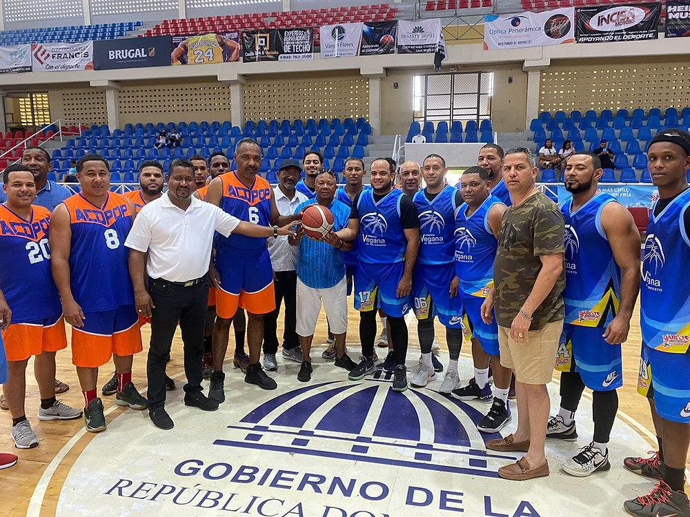 ACDPOP y Prensa Vegana Intercambian en baloncesto