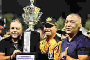 El dirigente de los Granjeros El dirigente de los Granjeros y directivos reciben la copa del Presidente de La Fedobe Juan Nuñez y directivos reciben la copa del Presidente de La Fedobe Juan Nuñez