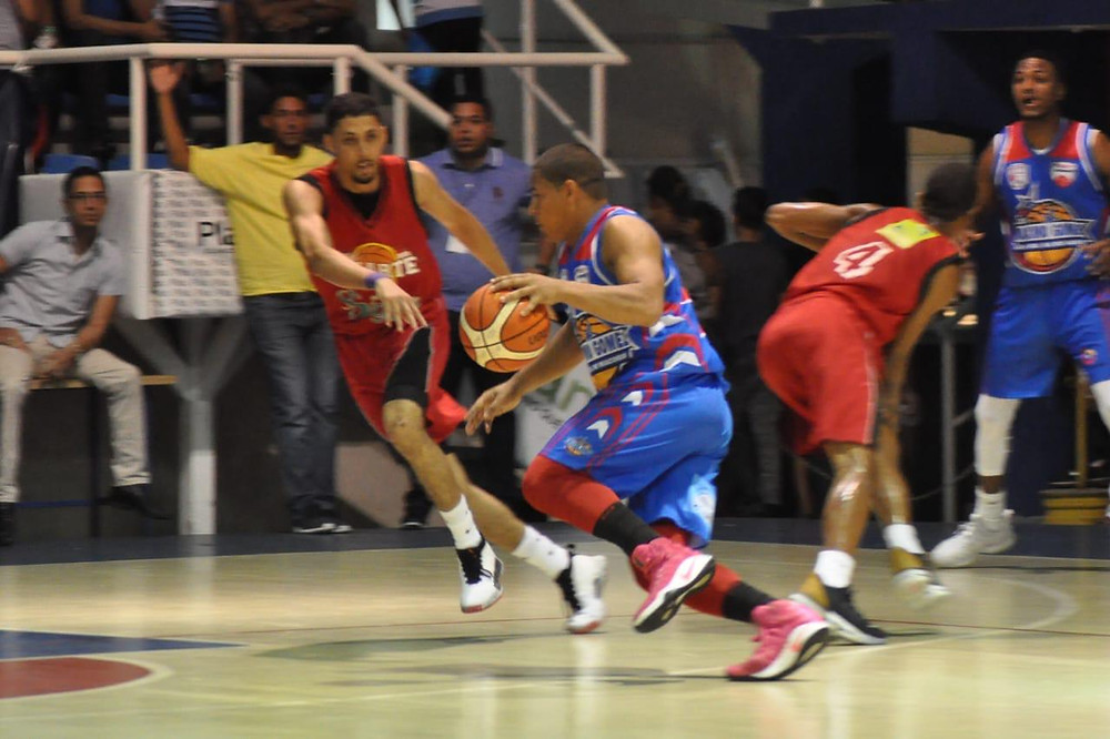 el Club Máximo Gómez aplastó al Juan Pablo Duarte con pizarra de 91-71