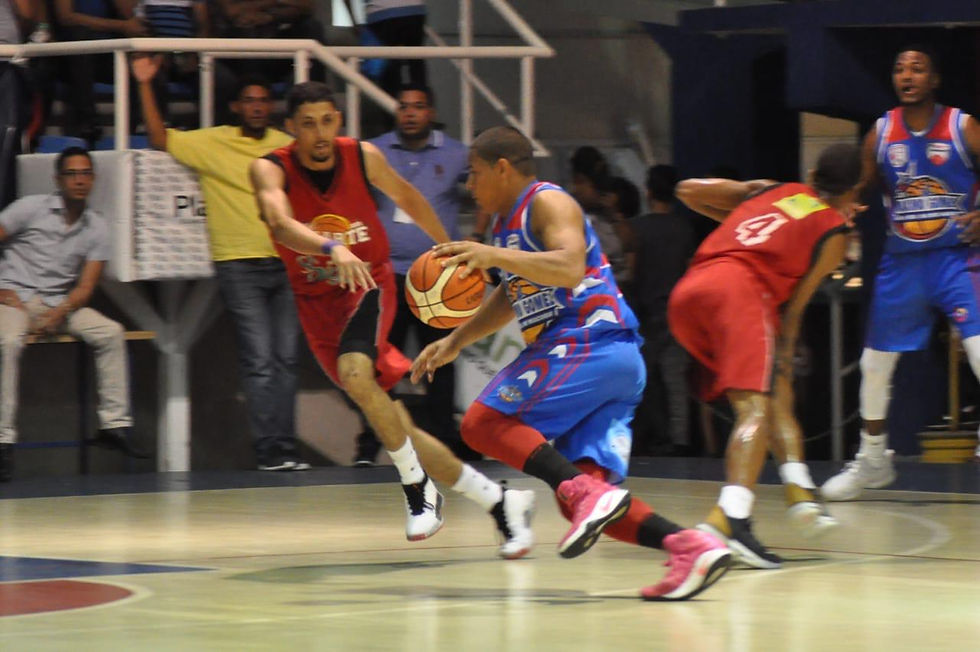 el Club Máximo Gómez aplastó al Juan Pablo Duarte con pizarra de 91-71
