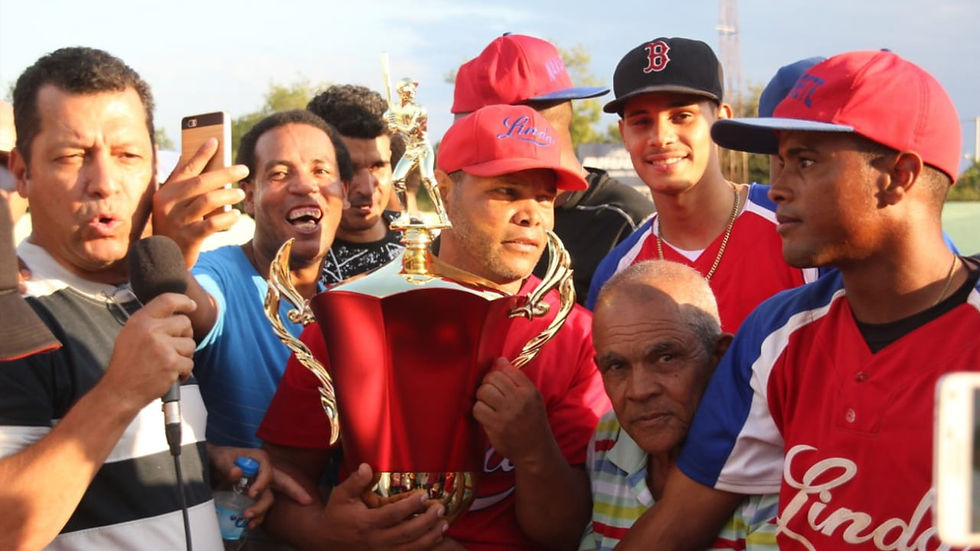 El presidente de la ABOS Diógenes (Tite) Núñez entrega la Copa Banca Deportiva Sánchez Sport a Geraldo Jiménez manager campeón del equipo de Navarrete.