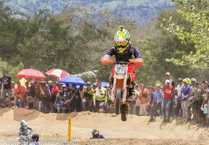 Eduardo Yapor en un brinco con el número 26.