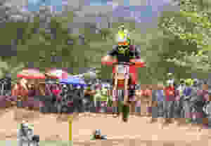 Eduardo Yapor en un brinco con el número 26.