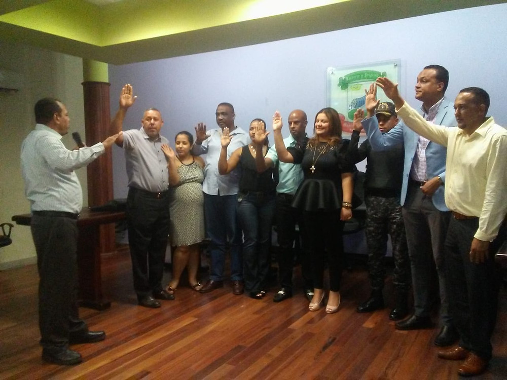 El alcalde Anyolino Germosén, juramentó el comité organizador para el XVIII Torneo de Baloncesto Superior local, presidido por la licenciada Laissa Bonnelly Abinader