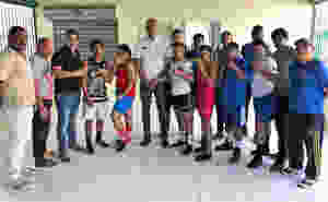 En el centro, el licenciado Radhames Espinal, presidente de la XXXIX Copa Independencia de Boxeo Internacional, presenta a los boxeadores, masculinos y femeninos de Santiago, así como a los entrenadores