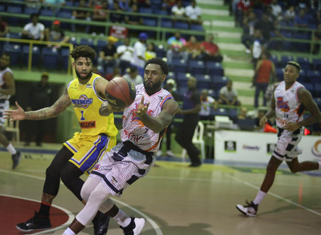 Adris De León y Eloy Vargas guían a Metros a comandar semifinal A de la LNB. Mira las entrevistas.