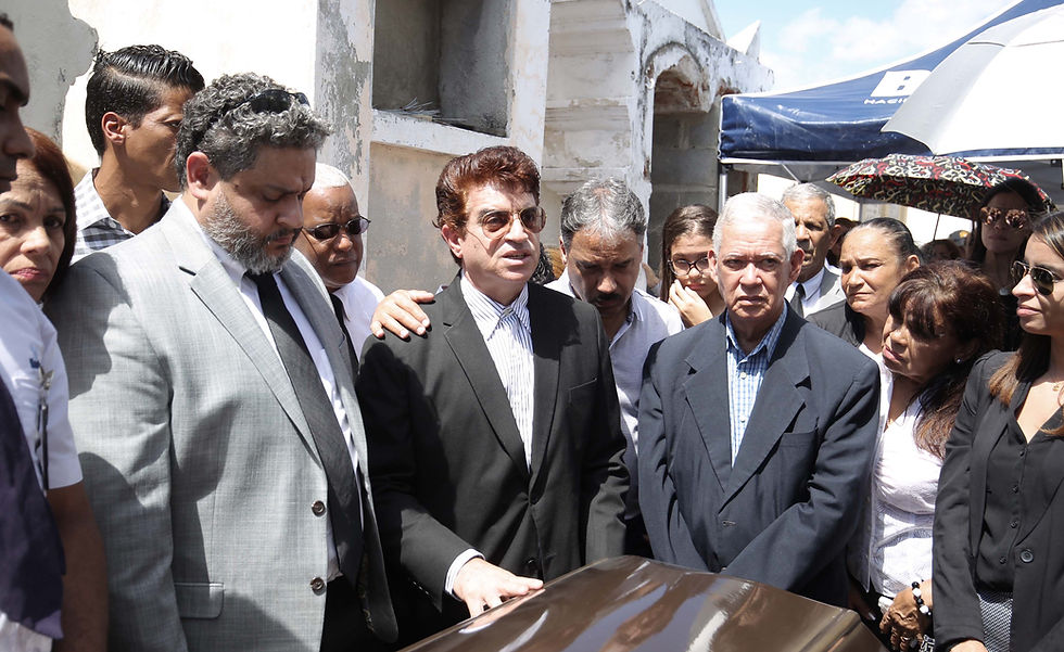 Santiago y Juan Saint Hilaire le dan el último adiós a su padre