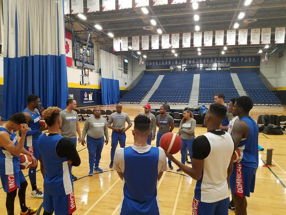 Melvyn López en los entrenamientos de la selección nacional de baloncesto.