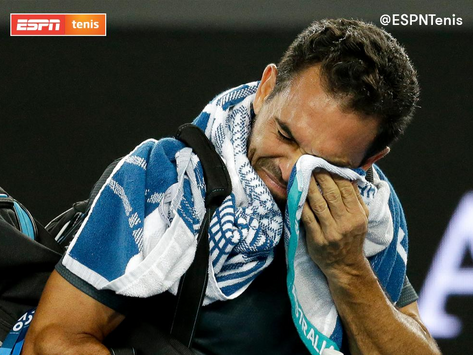 Víctor Estrella-Burgos se despide del tenis en una noche muy emotiva. Mira el momento tan emotivo.