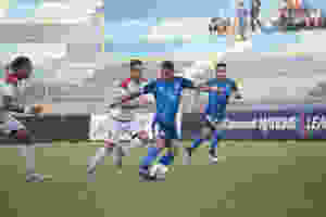 Un momento de acción en el partido de ayer entre República Dominicana y El Salvador.