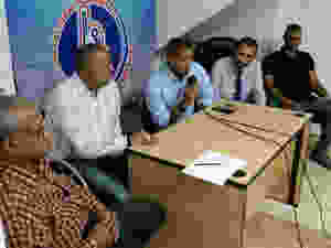 La directiva presenta el equipo a la prensa