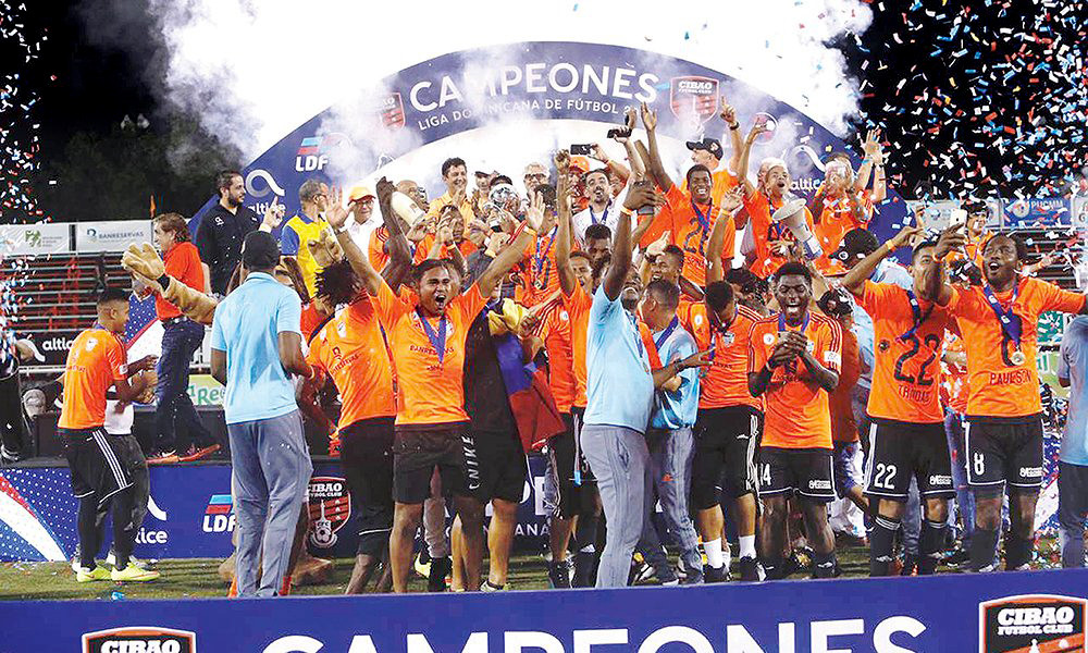 Cibao FC con la Copa de Campeón del Caribe 2017.
