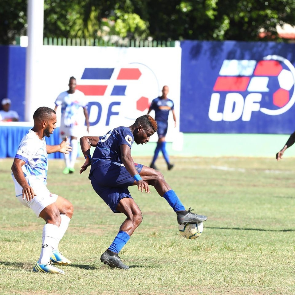 el delantero venezolano Ever Espinoza aprovechó la recuperación de un balón
